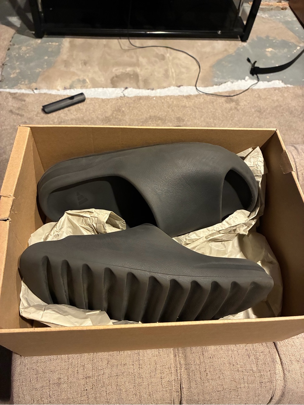 Size 11 Adidas Yeezy Slide Onyx - Picture 5 of 8